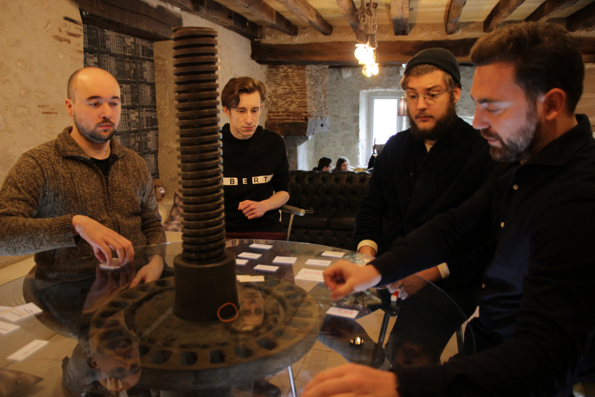 equipe en train de discuter