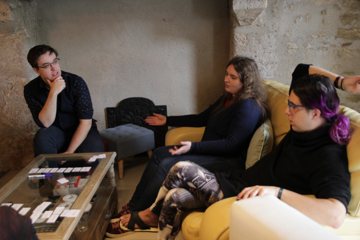 equipe en train de discuter