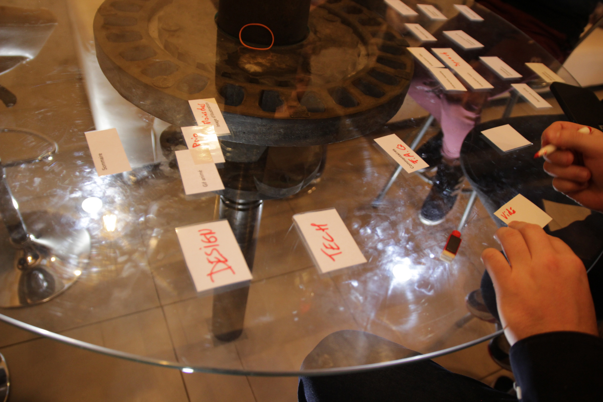 atelier de trie de carte sur une table