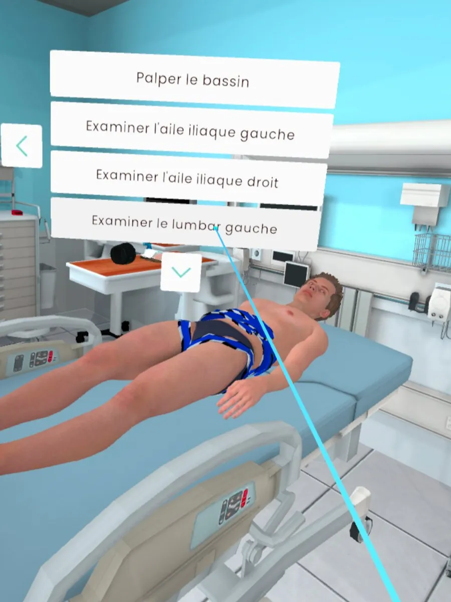 Game play d'Octapharma, un patient en réalité virtuelle allongé dans une salle d'urgence avec une interface au dessus de lui pour décider des examens à effectuer