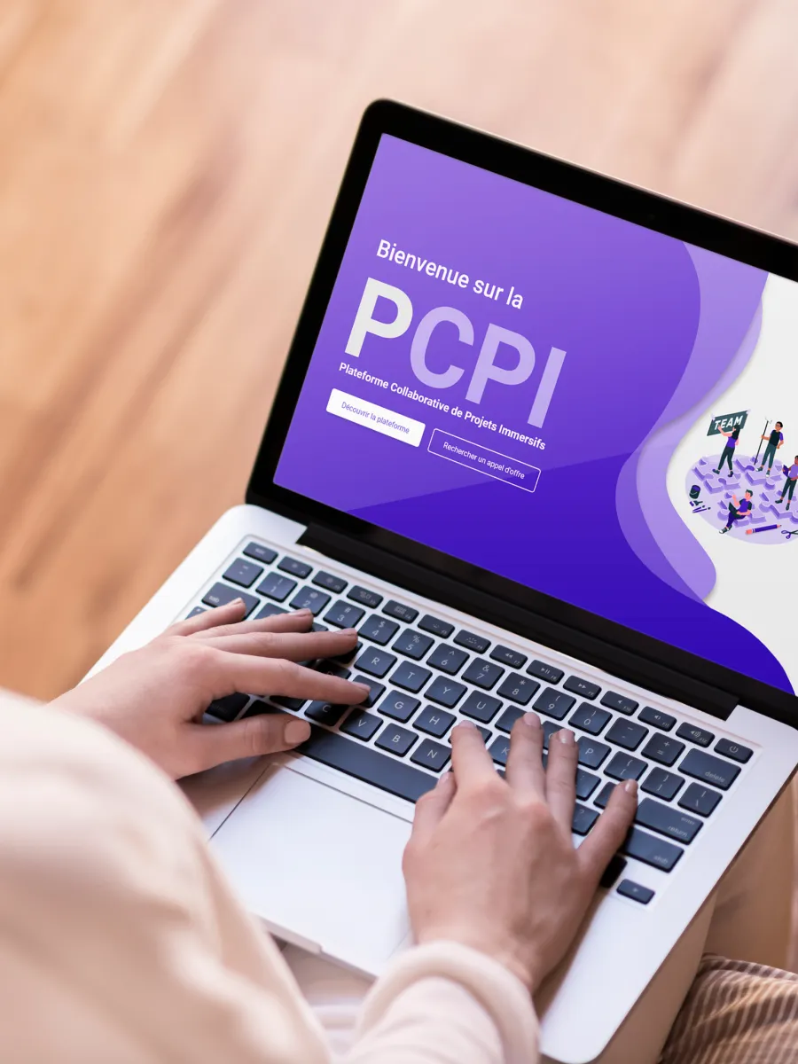 mains sur un pc sur le quel est afficheé la plateforme de la PCPI dessus