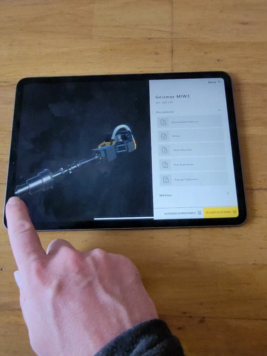 Couverture du projet d'application Colas maintenance, une main navigant sur le protoype de l'application sur Ipad
