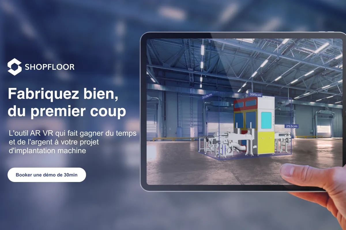 Une main tenant un ipad avec un titre et un bouton