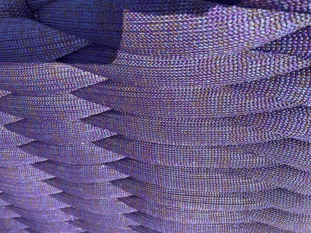 Detailblick auf die aus textilem Outdoor Seil geflochtene Lehne in dunkelblau und lila des Ami Love Seats von Paola Lenti