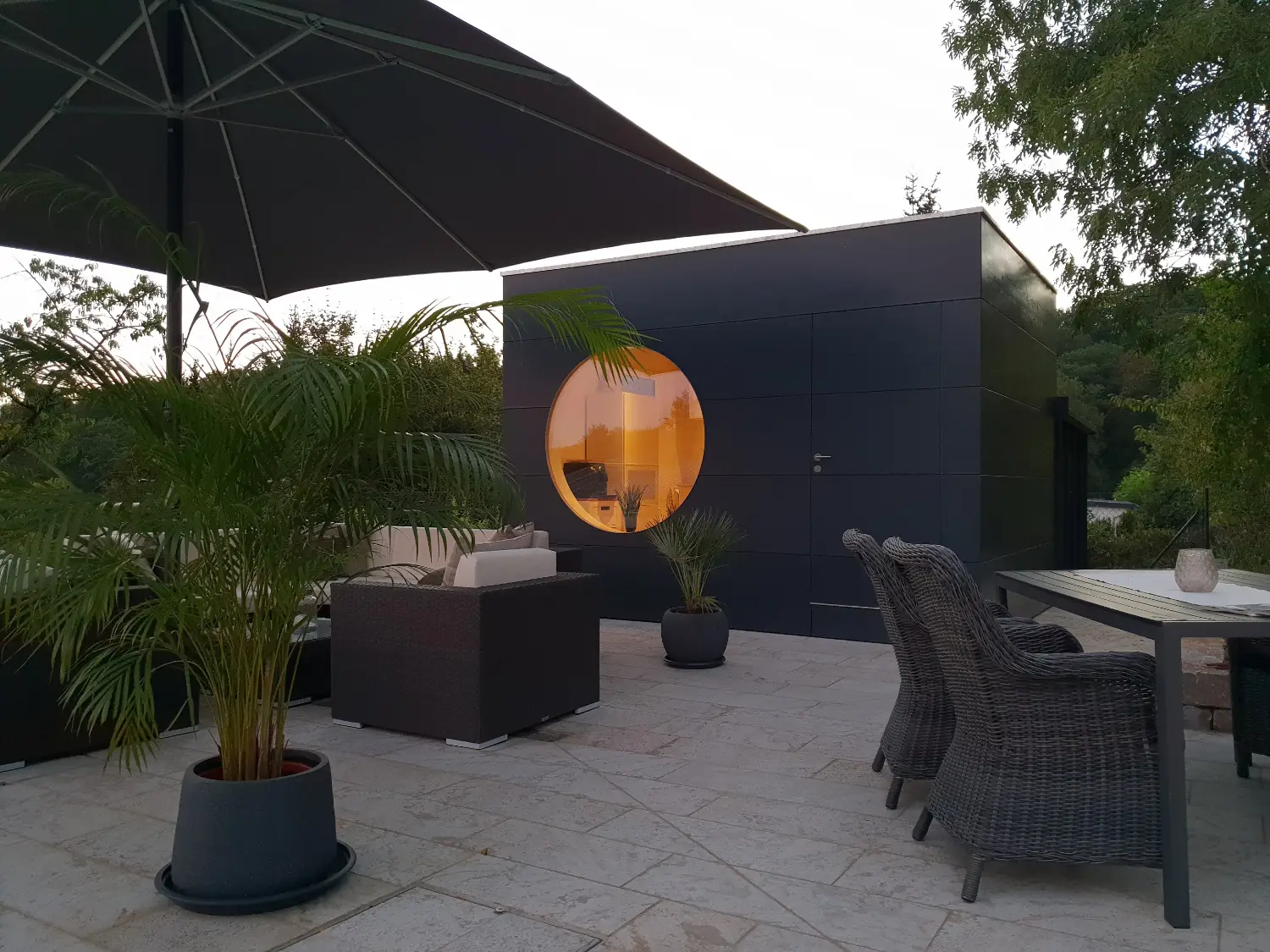 Isoliertes Poolhaus mit Flachdach und rundem Fenster auf Terrasse mit Design-Gartenmoebeln – Neuroaesthetische Gestaltung