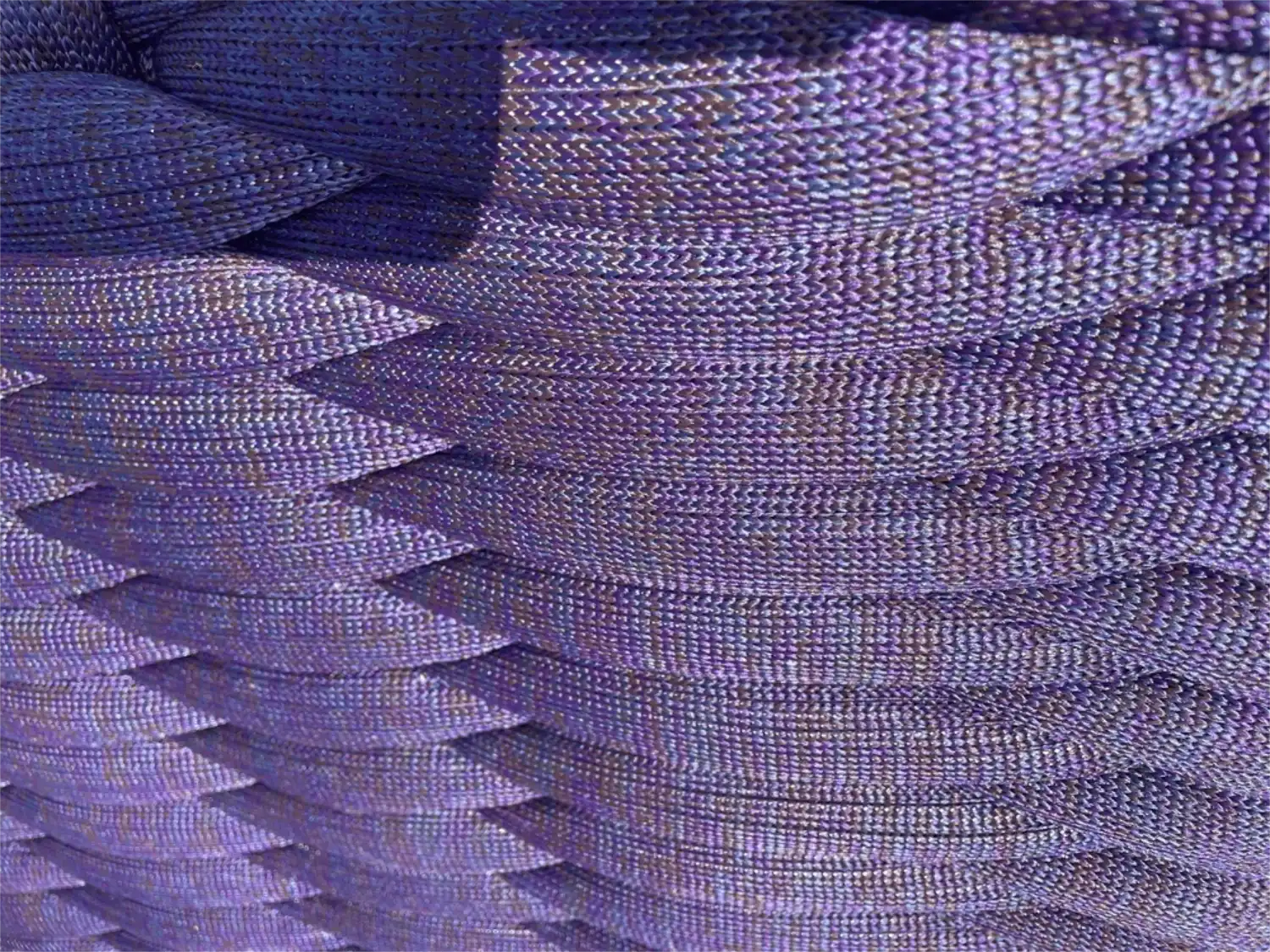 Detailblick auf die aus textilem Outdoor Seil geflochtene Lehne in dunkelblau und lila des Ami Love Seats von Paola Lenti