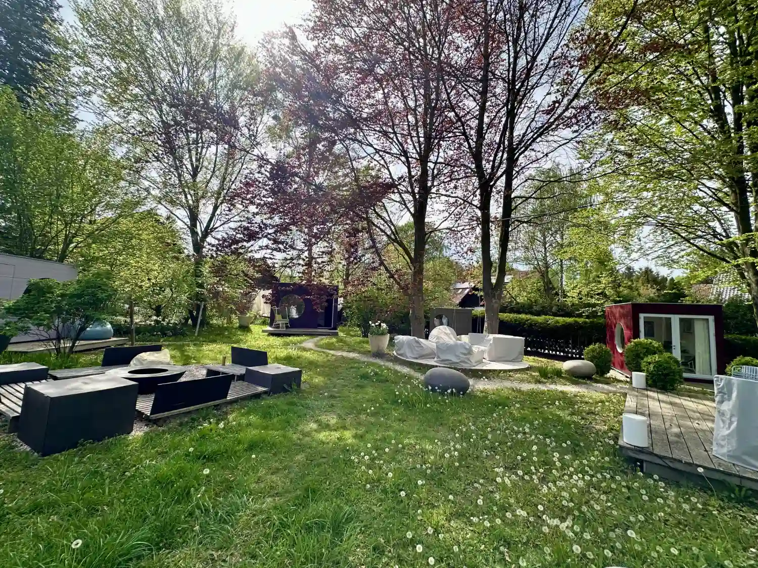 Garten Kubus Ausstellungsgarten in Schondorf am Ammersee Bayern mit 4 Gartenhäusern, großen Bäumen, Pflanzen