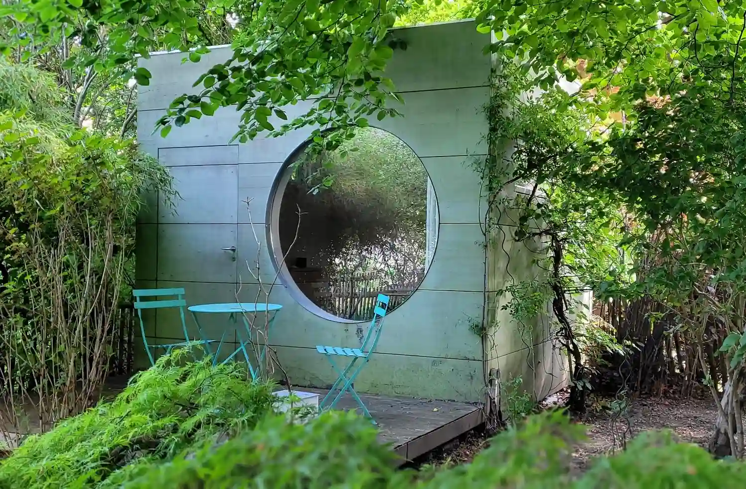 Modernes Gartenhaus mit Flachdach und Rundfenster mit ungepflegter, verwitterter Holzfassade im Vorher Nachher Vergleich
