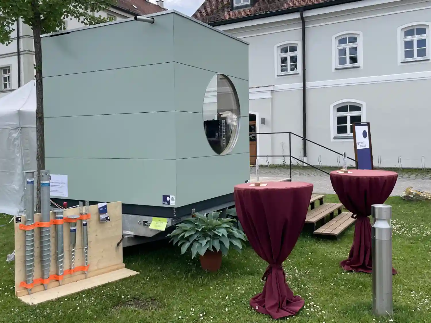 Verschiedene KRINNER-Schraubfundamente mit unterschiedlichen Gewinden und Aufsätzen auf den Fürstenfelder Gartentagen