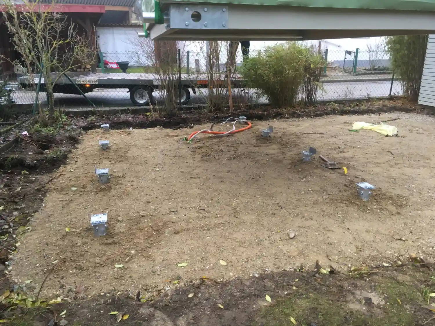 Fertig eingedrehte Krinner-Schraubfundamente auf einer Gartenfläche für ein Gartenhaus