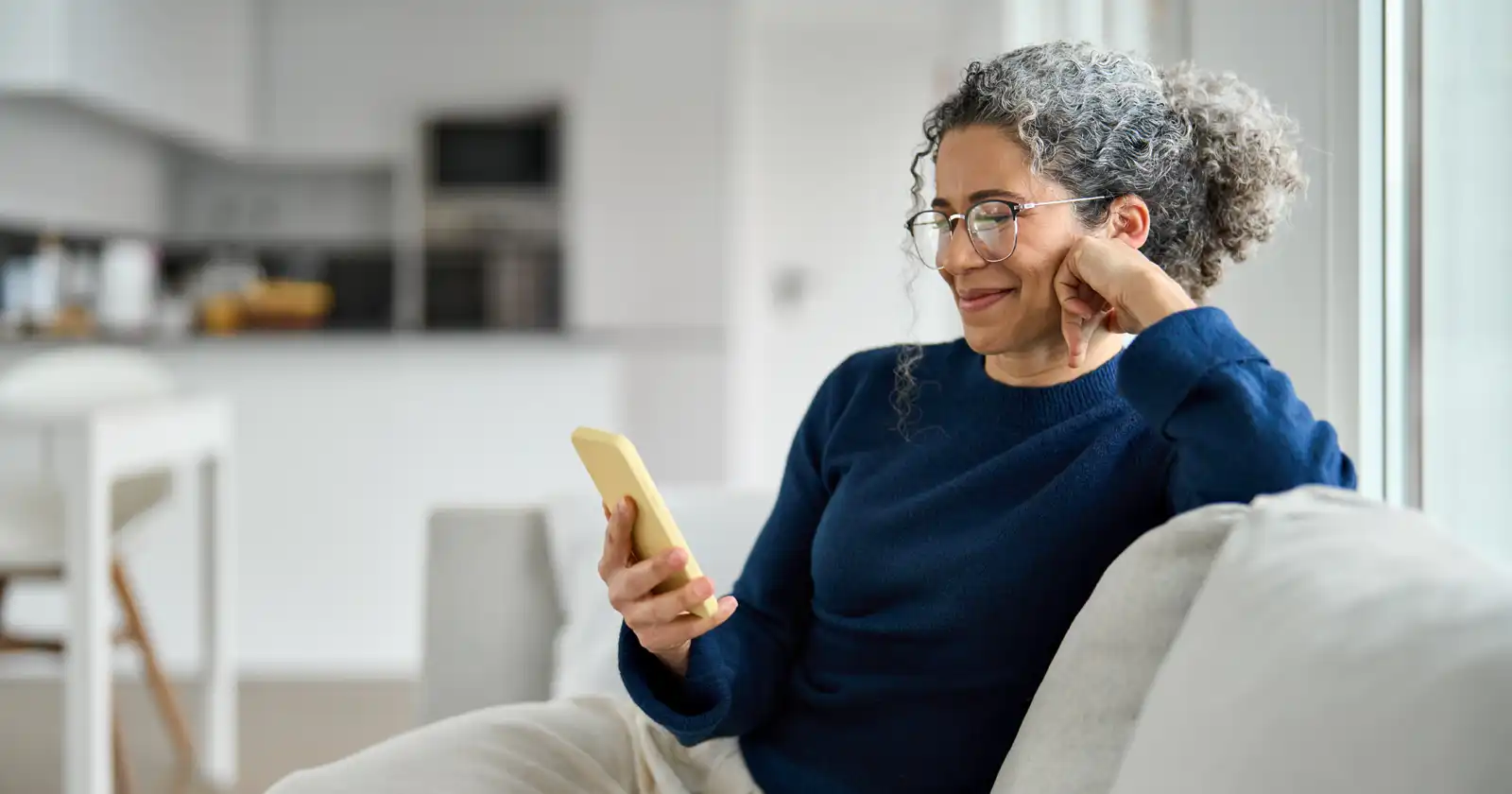 Uma mulher senior usando um notebook