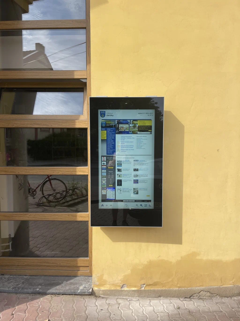 Outdoor Wall-Mounted LCD Displays LED display gallery image 2 by onQ Digital