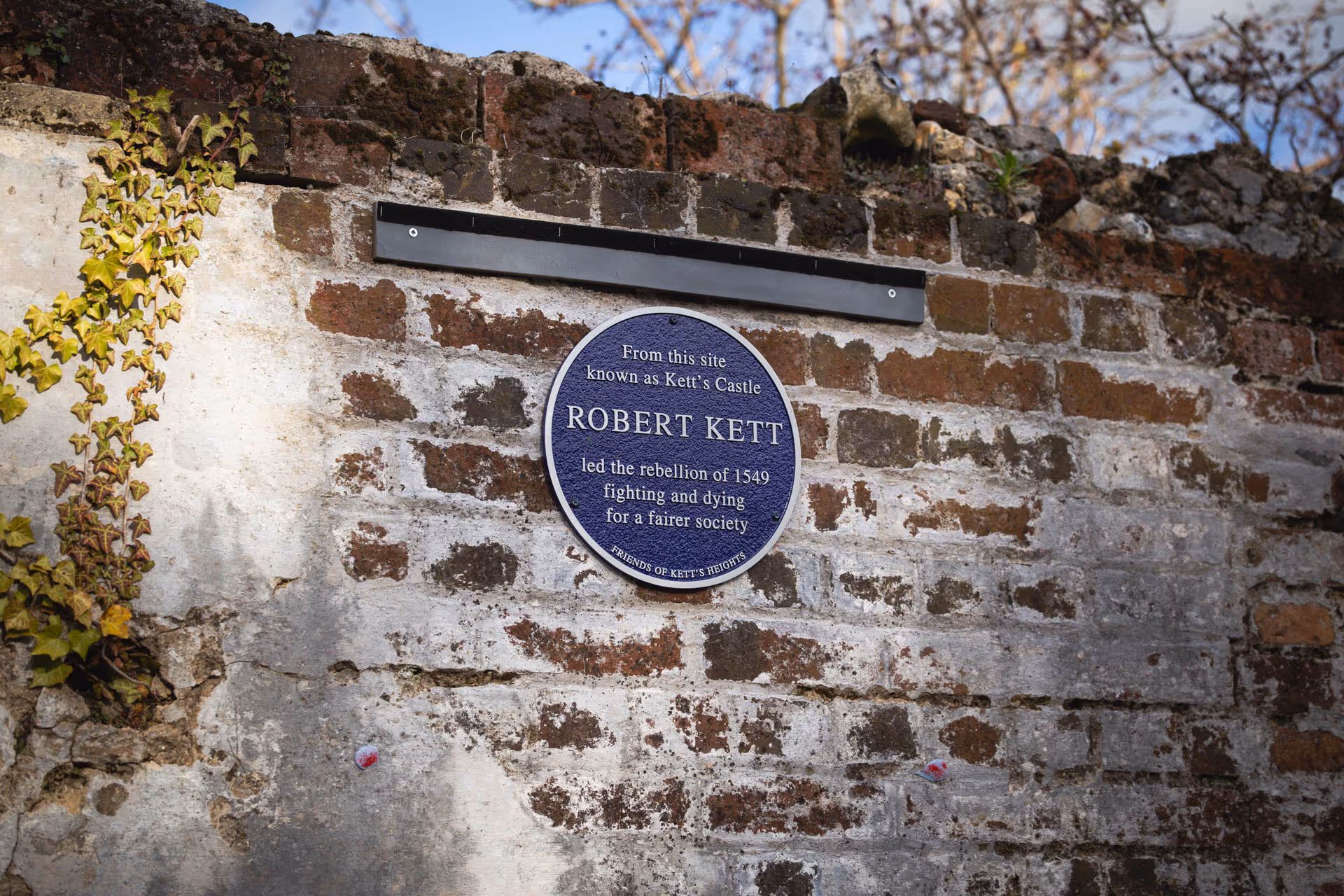 A new blue plaque celebrates Norwich’s heritage at Kett’s Heights. Discover how we design and manufacture long-lasting cast aluminium plaques for heritage and public spaces.