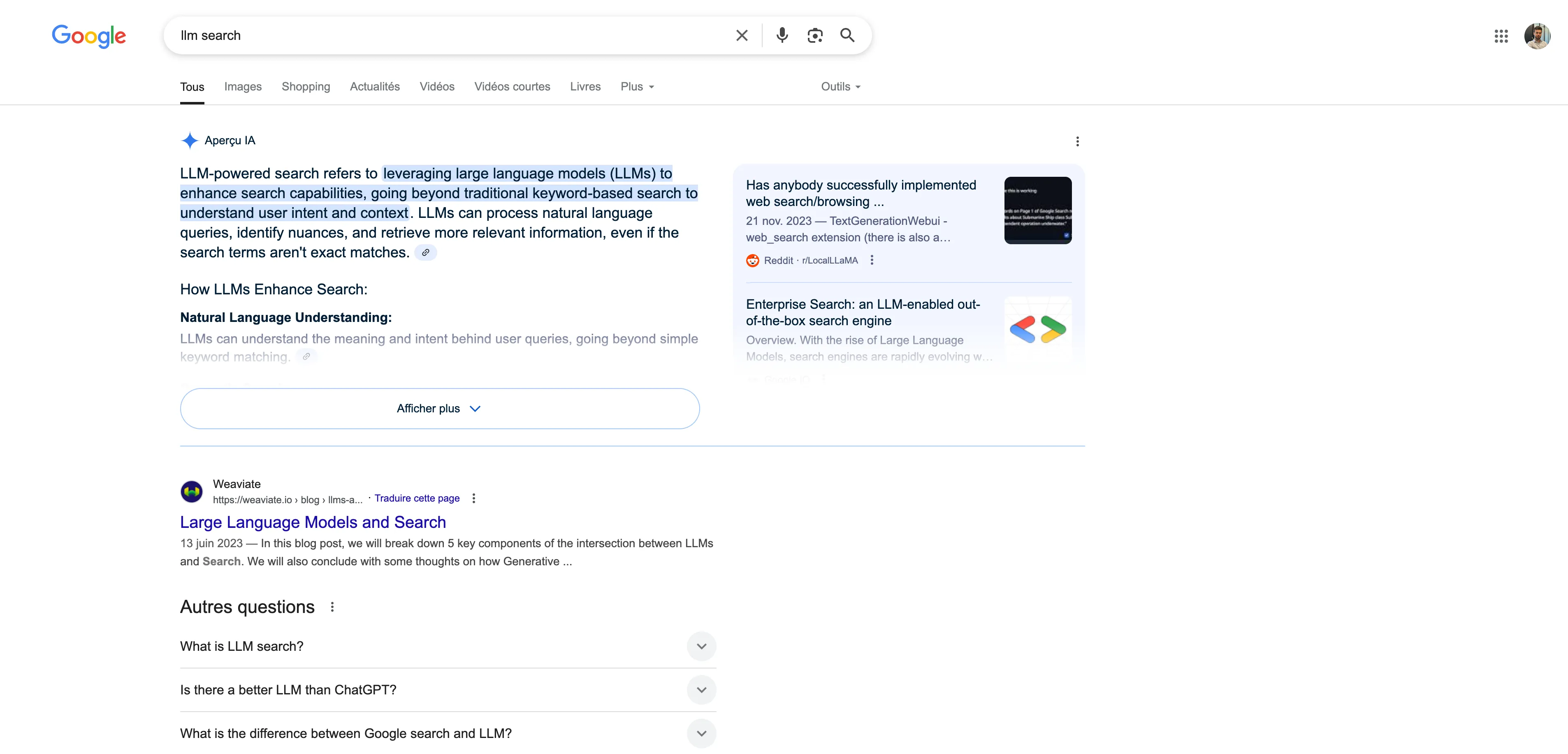Résultat AI Overview de Google pour la requête "LLM search", illustrant comment les moteurs IA synthétisent des définitions et intentions issues de multiples sources.