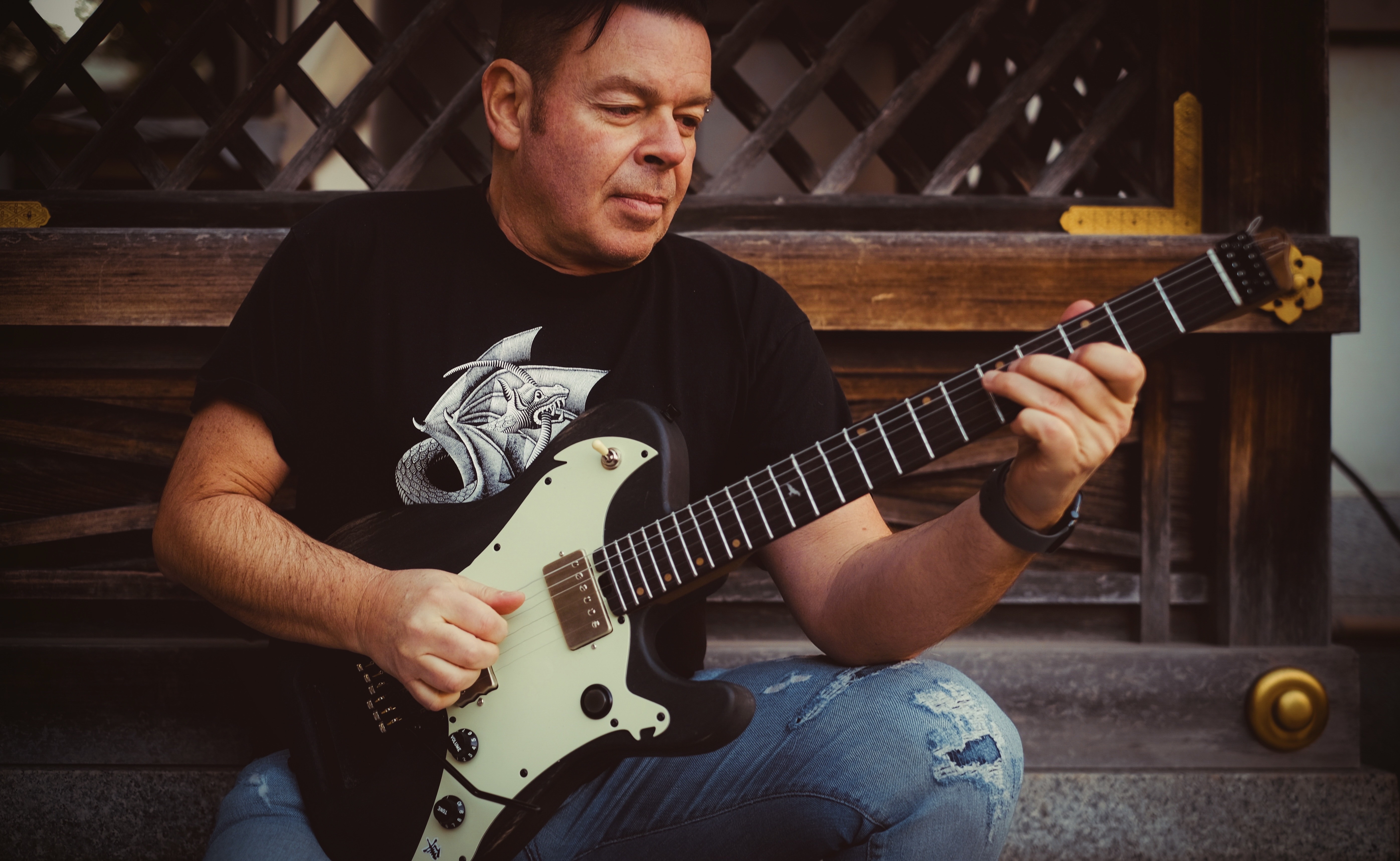 Simone Sello Builds a Borderless Sound on “Paparazzi, Izakayas and Cowboys”