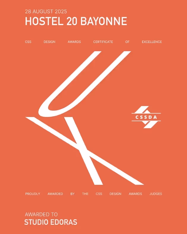 Certificat d'excellence CSS Design Awards décerné le 28 août 2025 à Studio Edoras pour Hostel 20 Bayonne, avec logo CSSDA sur fond orange.