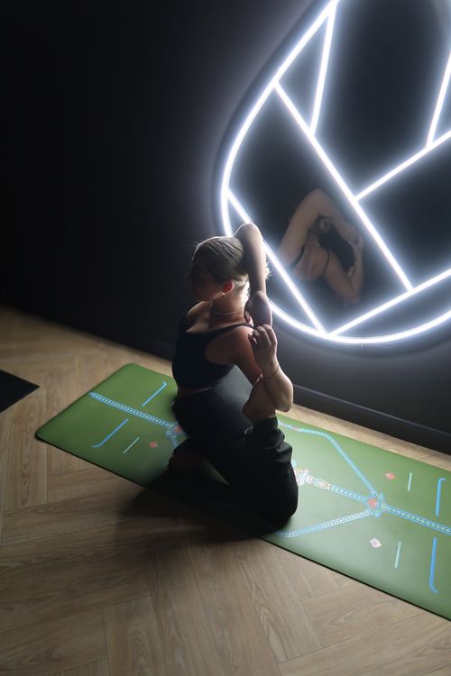 Poppy performing an advanced bind in front of the Drop light.