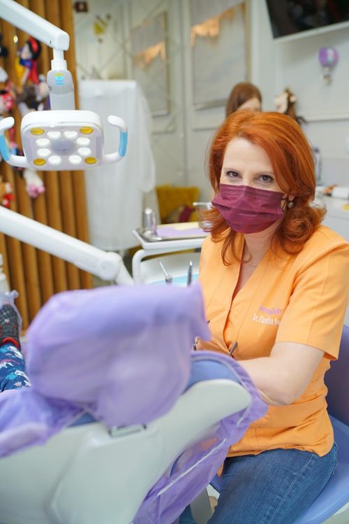 Medic stomatolog tratând un pacient