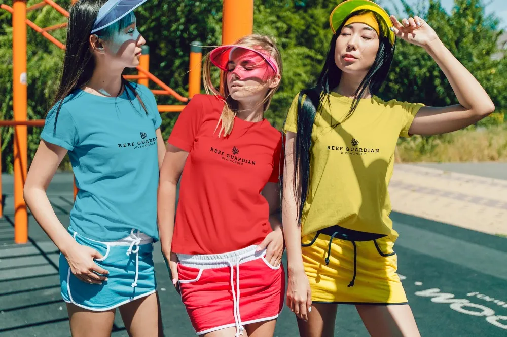 three lady wearing divewonder shirt