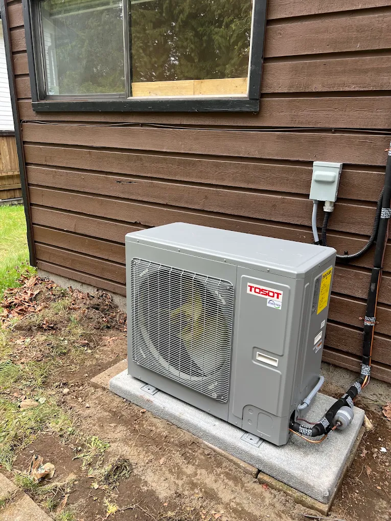 Heat pump condenser with refrigerant lines during diagnostic testing