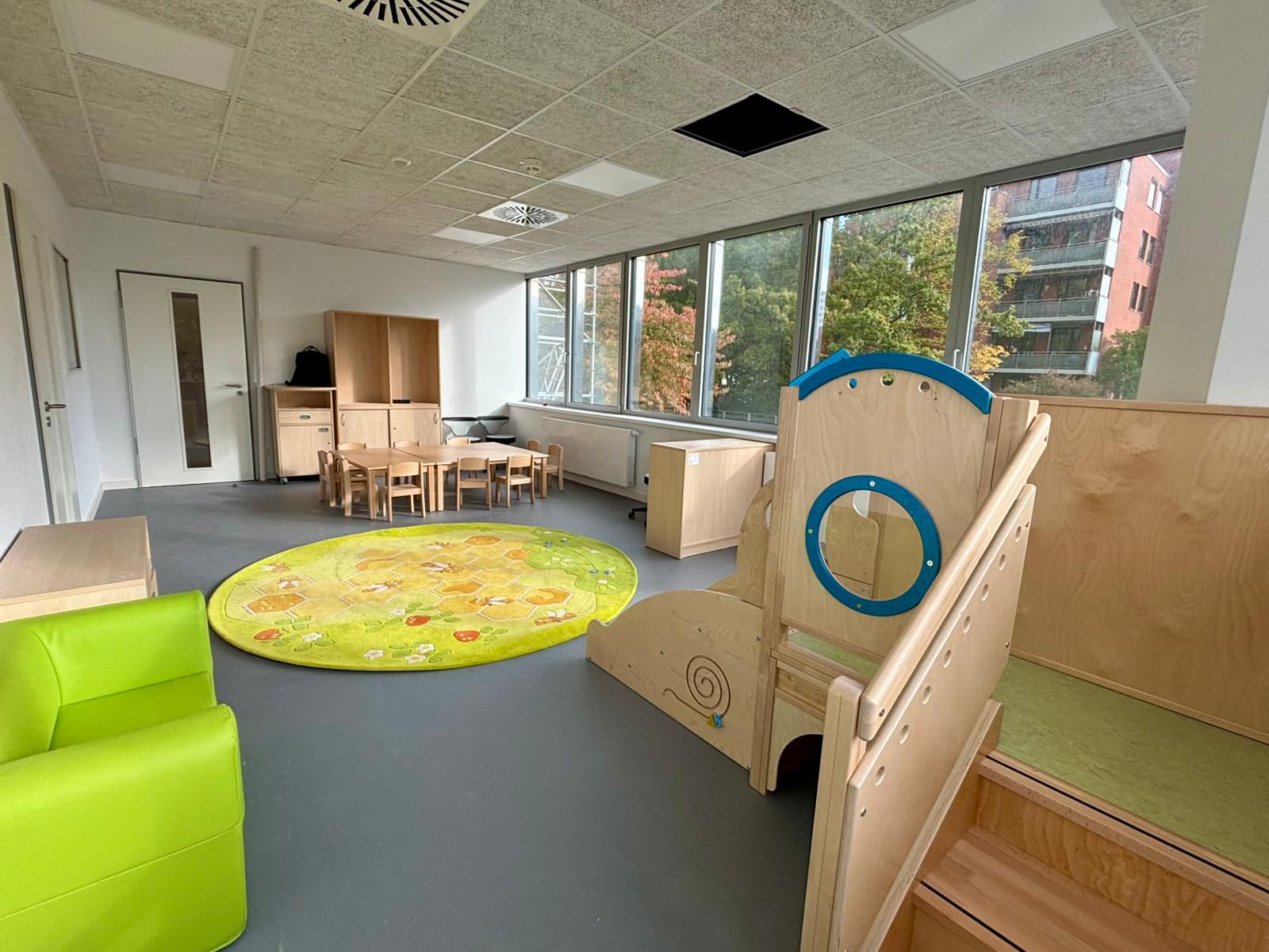 Gruppenraum mit Sofa, Stühle, Tische, Fenstern 