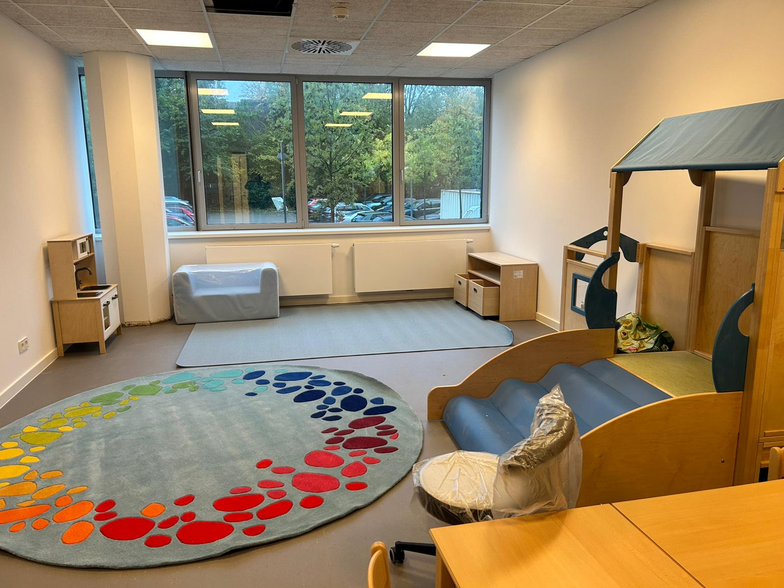 Gruppenraum mit Küche und Klettergerüst