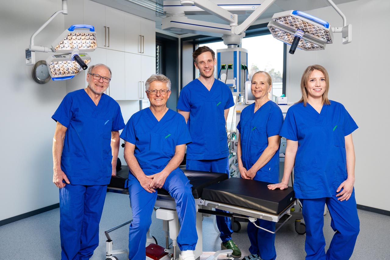 Dame som smiler og tar seg på haken.