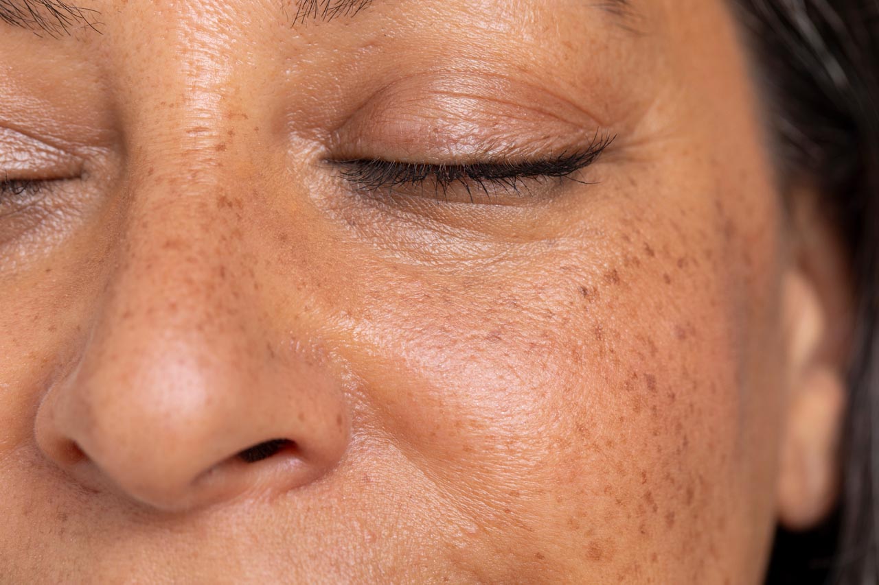 Dame i profil med øynene lukket.