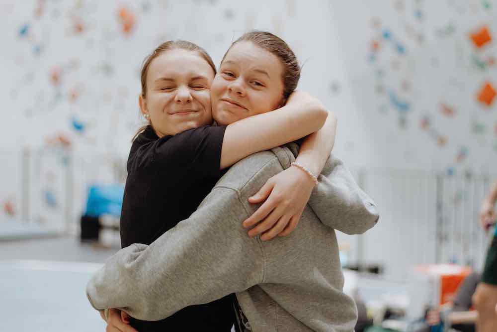 Elever klemmer i klatrehallen