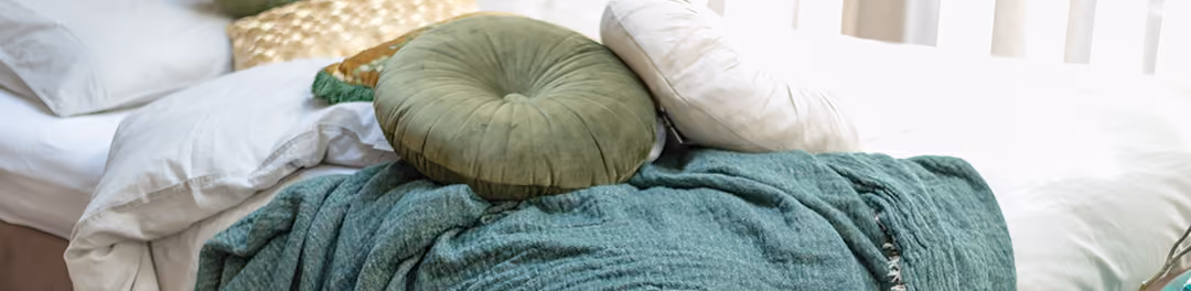 sprei en plaid over bed heen