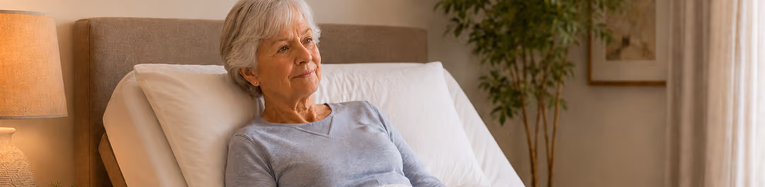mevrouw ligt heerlijk op bed onderuitgezakt op een seniorenbed