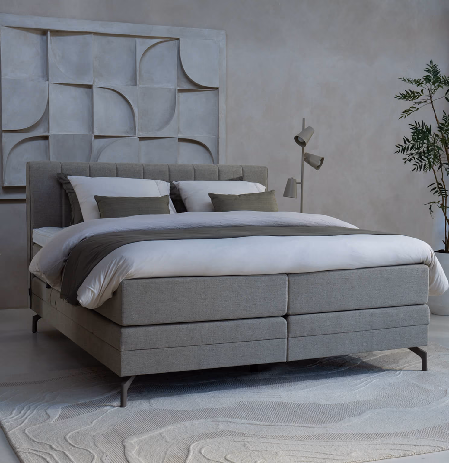 Tijdloze boxspring in een grijze, rustgevende slaapkamer