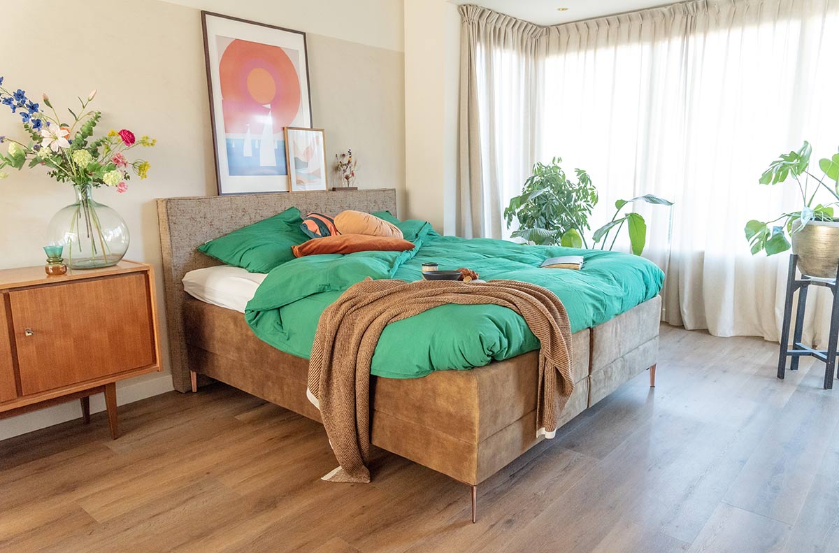 Sfeervolle slaapkamer met Softline Vlieland boxspring in aardse tinten