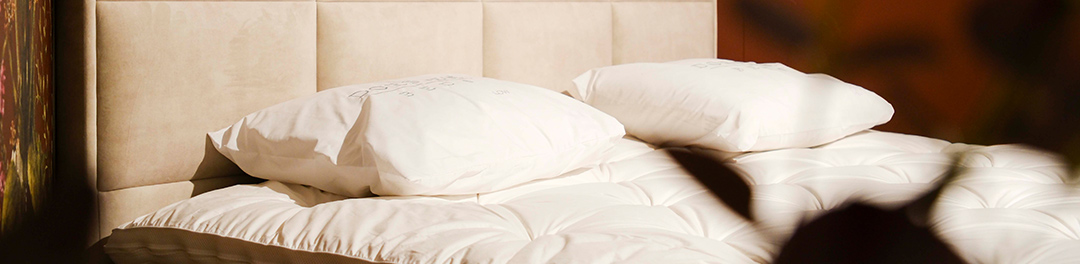 detailshot van slaapkamer met beige bed