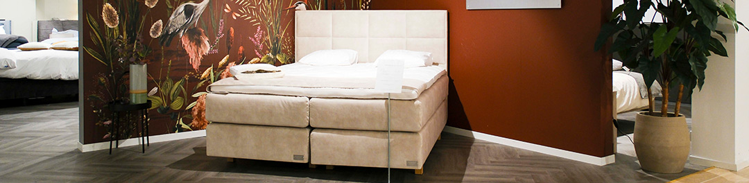 rode slaapkamer met beige bed
