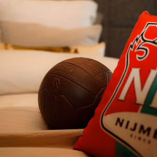 N.E.C.-sierkussen met historische N.E.C.-voetbal
