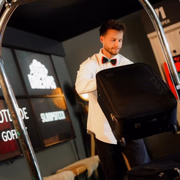 N.E.C.-speler Dirk Proper in de lobby van Hotel De Goffert