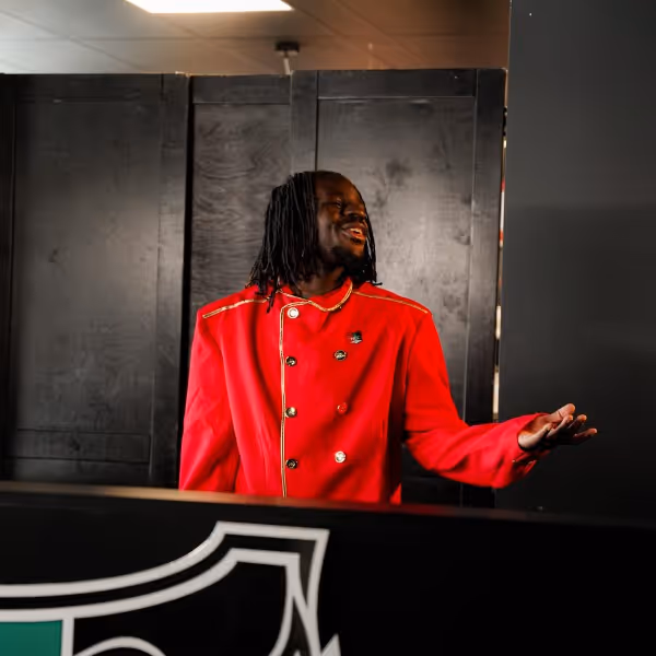 N.E.C.-speler Brayann Pereira in de lobby van Hotel De Goffert