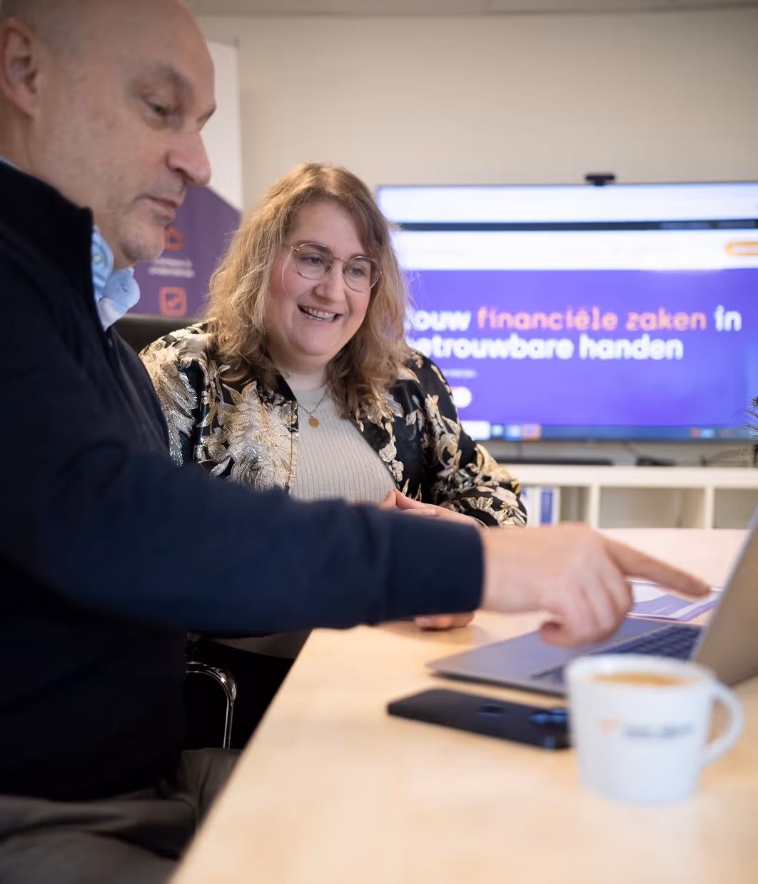 Medewerker Voor Elkaar aan het werk op kantoor in Westervoort