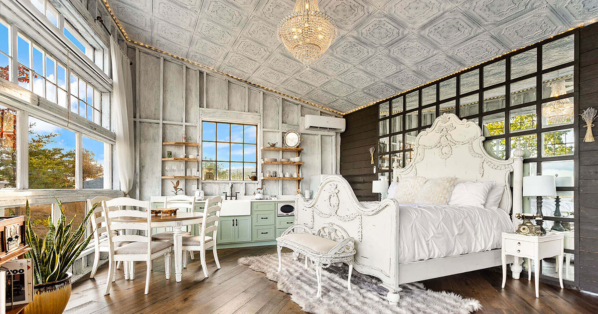 New Honeymoon Treehouse - Bolt Farm Treehouse