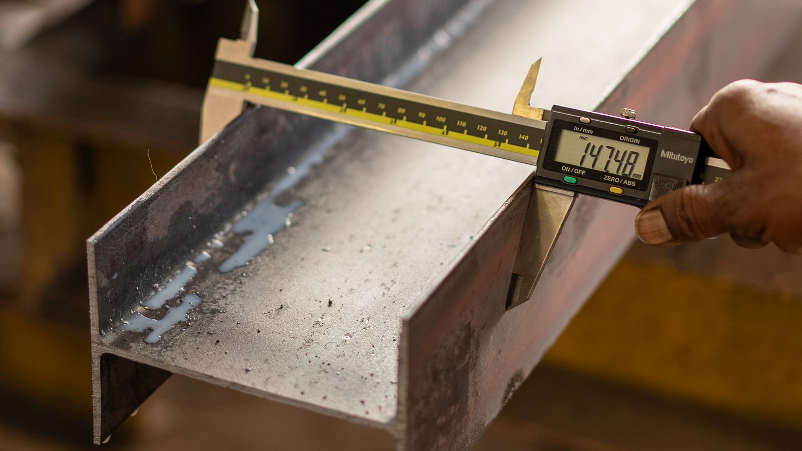 Contrôle dimensionnel au pied à coulisse dans un atelier industriel – recrutement d’un responsable qualité à Saint-Étienne