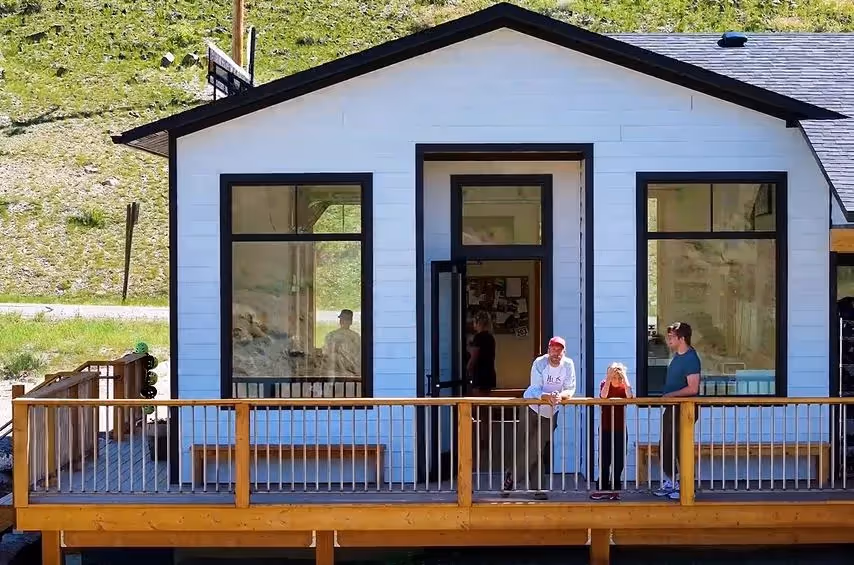 Efficient Design with Expansive Decks and Drive Lane