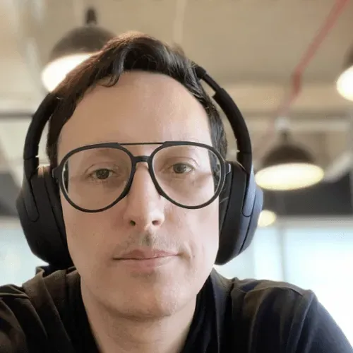 Image of Ivan Robles a 'Virtuoso Pixel Pusher' specialized in user interface, user experience, and product design.