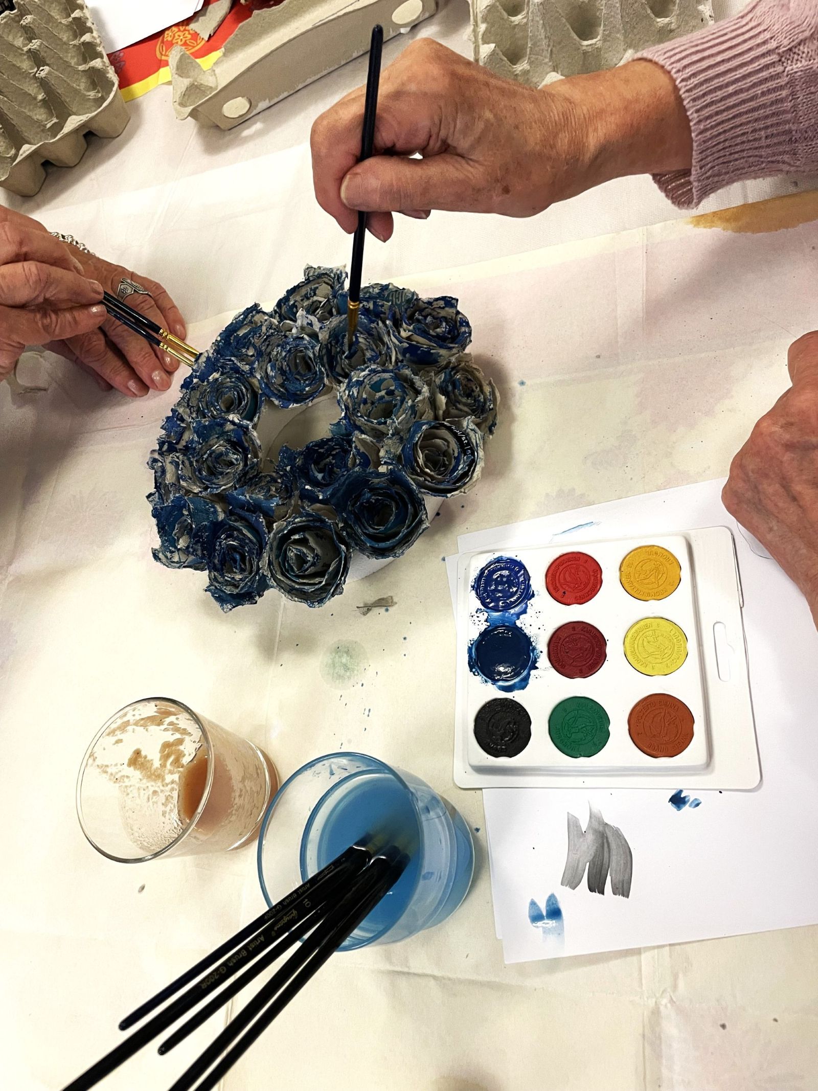 Maalausta yhdess Olohuoneella.