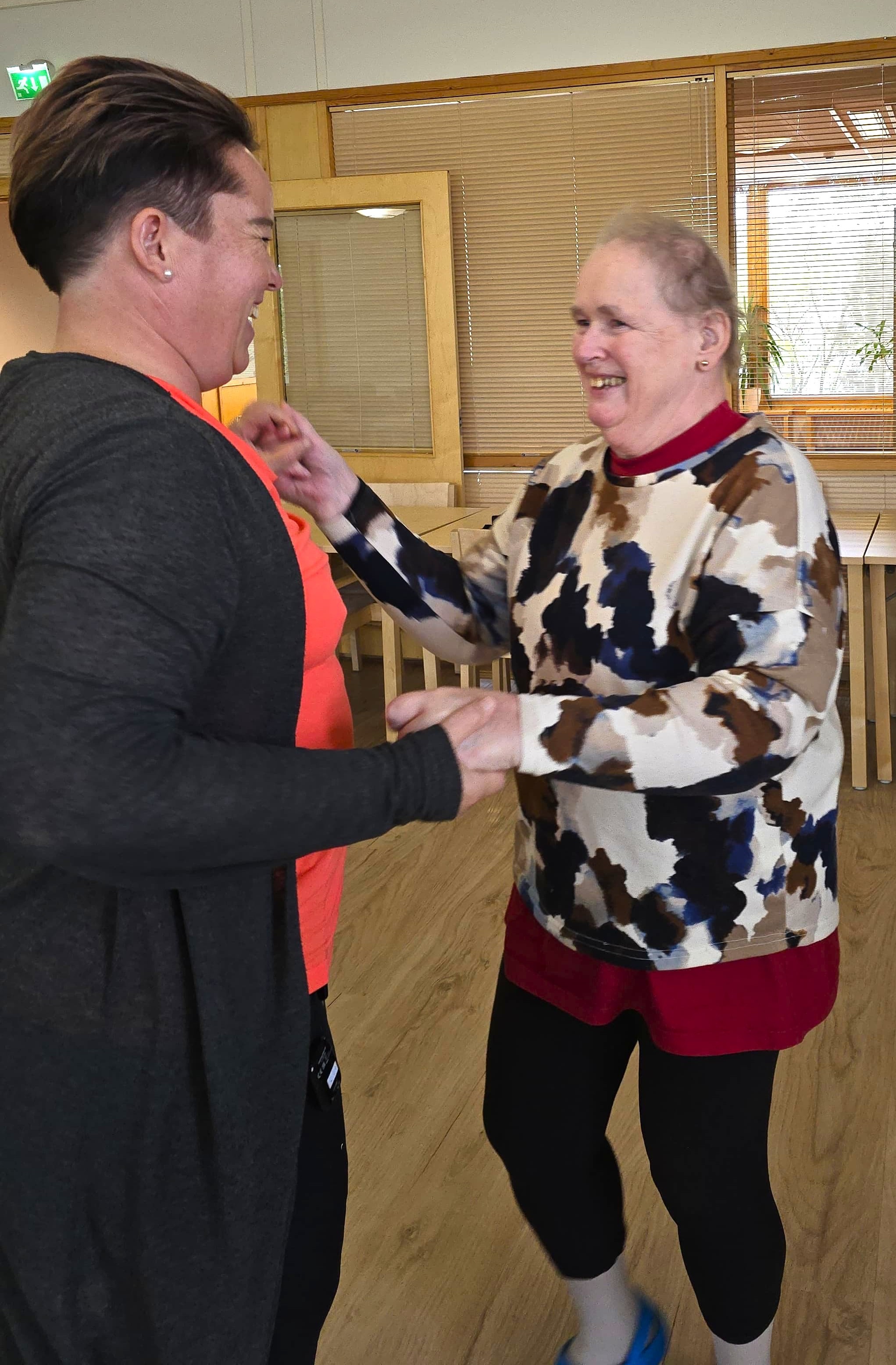 Ohjaaja ja ikääntynyt tanssivat.