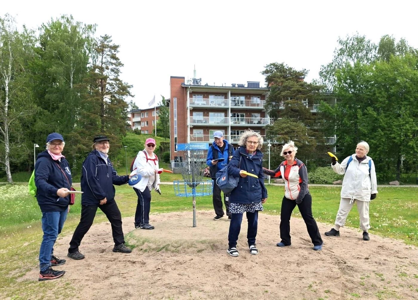 Pelaamassa frisbeegolfia.