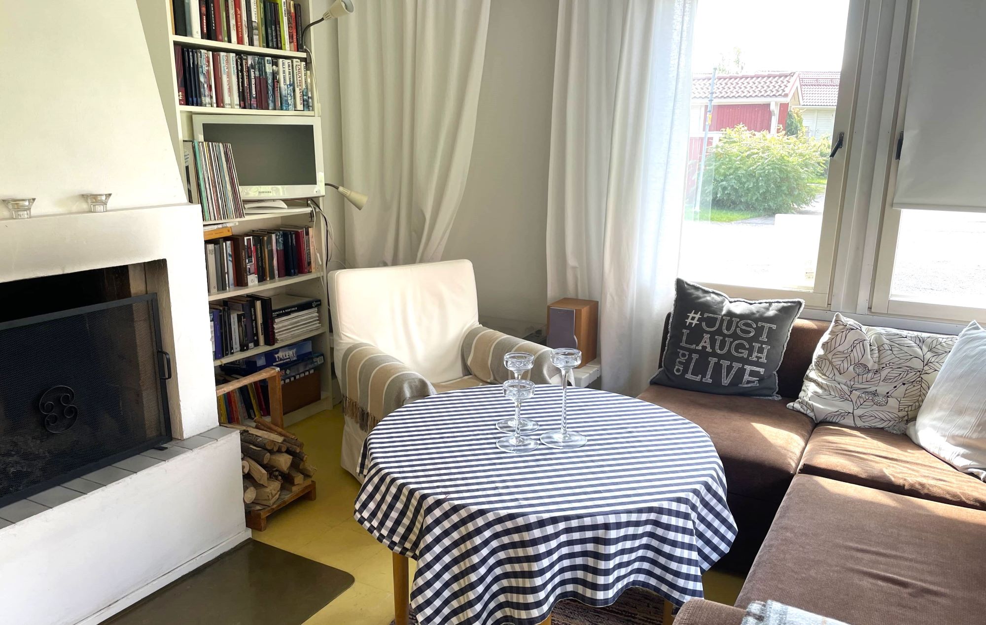 Kotoisa sohvaryhmä ja takka.