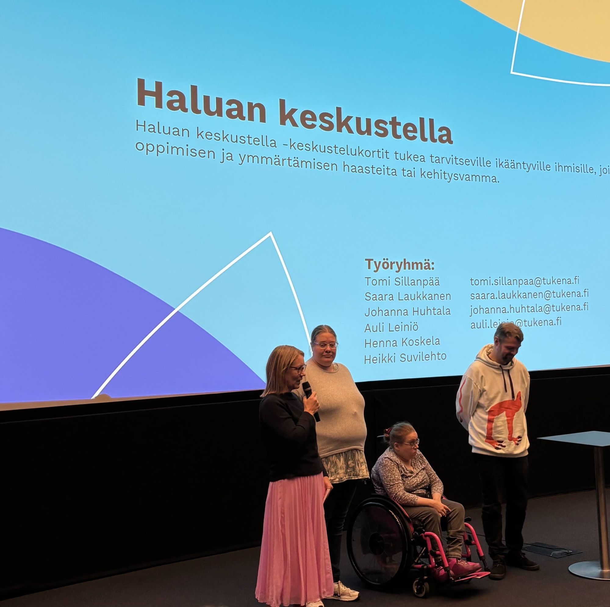 Haluan keskustella -keskustelukortit esittelyssä lavalla.