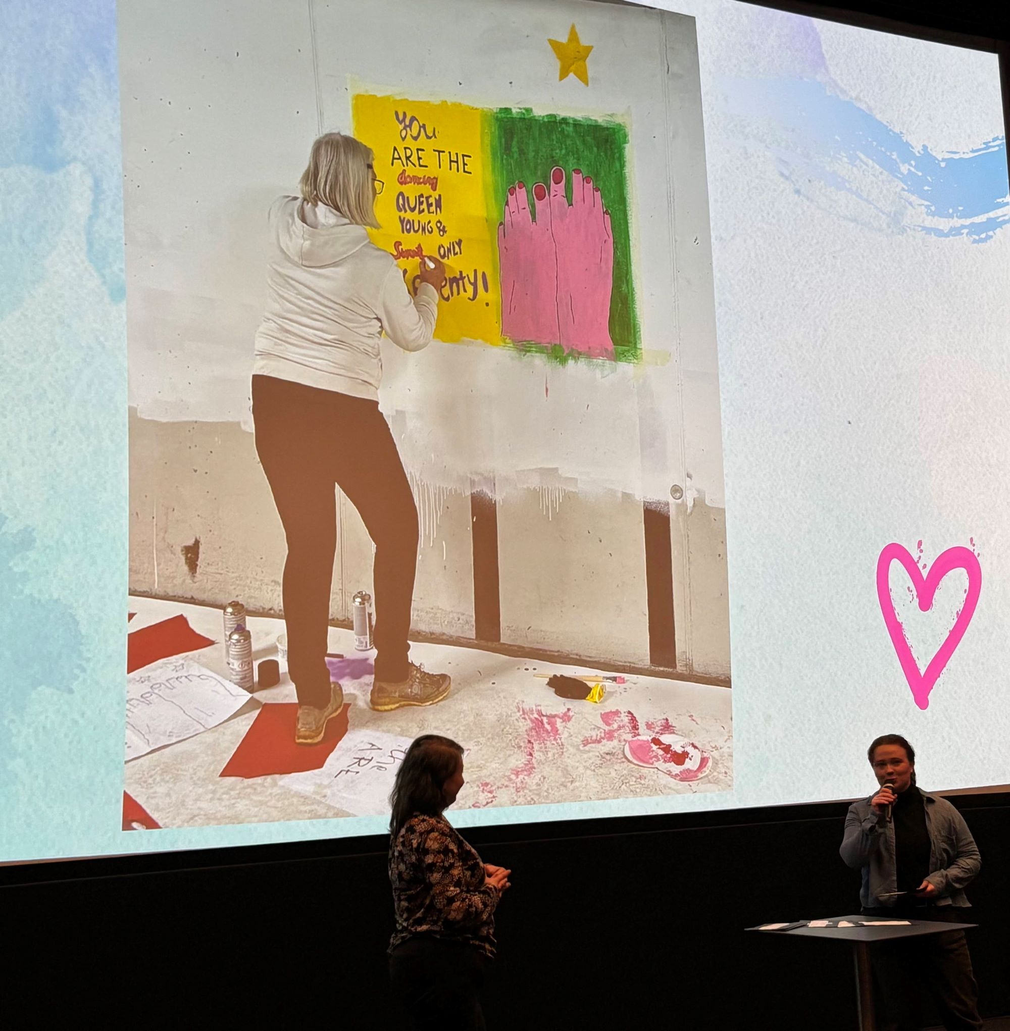Ajankudelma esittelyssä lavalla.