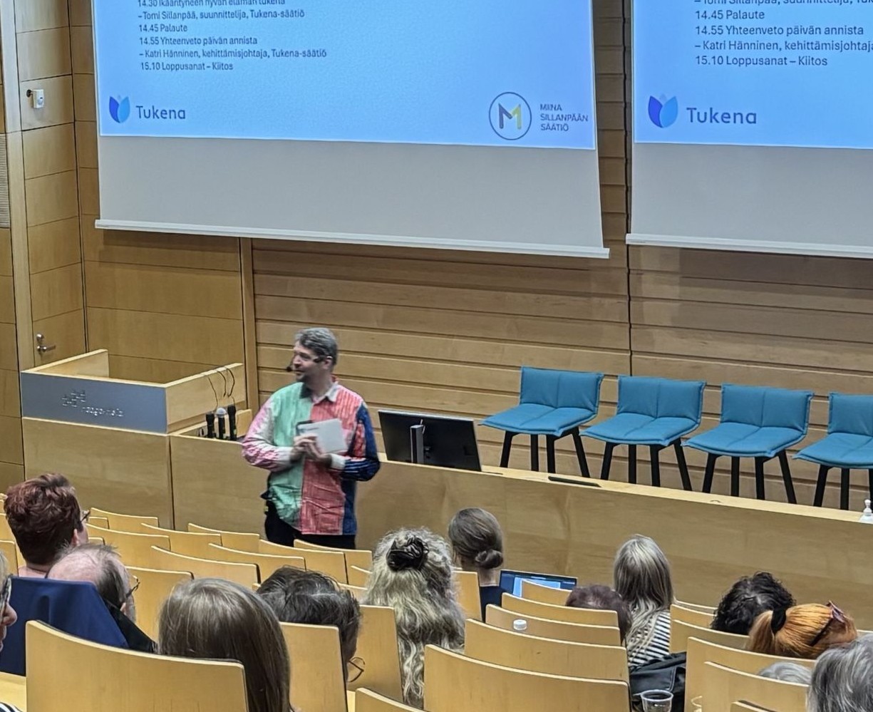 Tomi Sillanpää ja yleisöä.